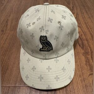 - Great condition 
- Adjustable strap
- Monogram design all over 
- Tan colour